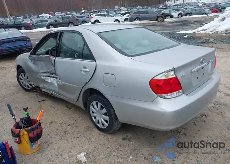 2005 Toyota Camry Le z USA, uszkodzony, nr VIN 4T1BE32K35U102012